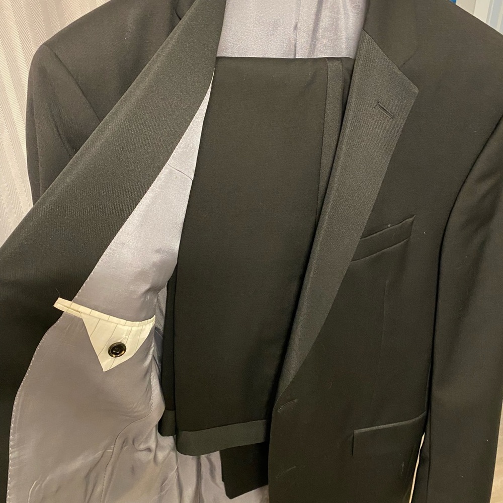 Classic Black Men's Vera Wang Tux - Picture 3 of 3